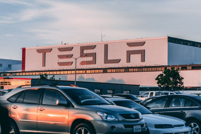Autonomie Tesla: cat poti merge cu o astfel de masina si de ce model de statie de incarcare electrica ai nevoie?